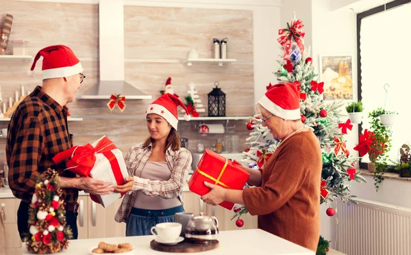 Família multigeração celebrando o Natal com caixas de presente — Fotografia de Stock