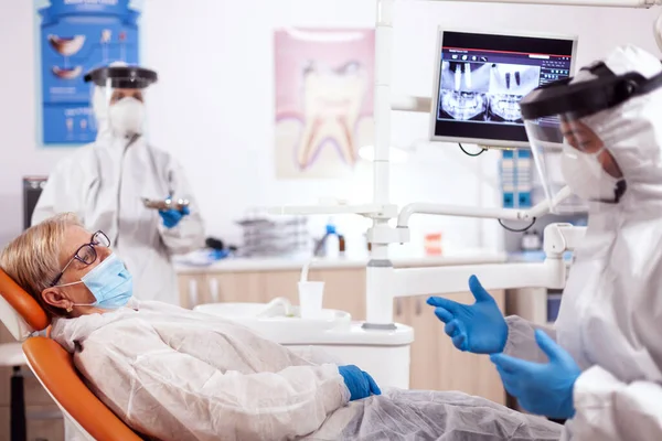 Dentista usando equipamentos de segurança contra coronavírus — Fotografia de Stock