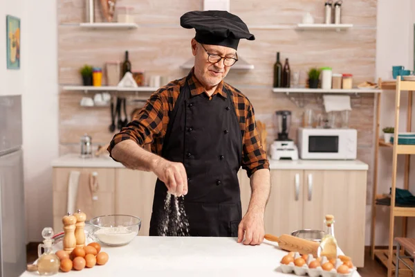 Chef con sombrero y delantal — Foto de Stock