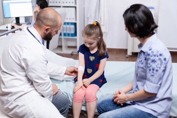 Dokter verband kind — Stockfoto