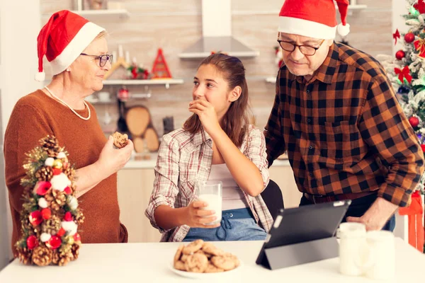 Multi geração família desfrutando de sobremesa no dia de Natal — Fotografia de Stock