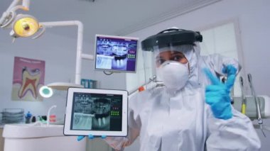 Diş hekimi pov 'u diş dijital radyografisini açıklıyor