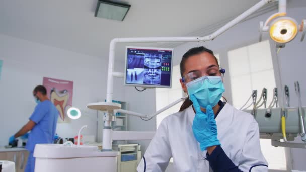 Lékařský specialista mluvit s pacientem na stomatologické klinice — Stock video
