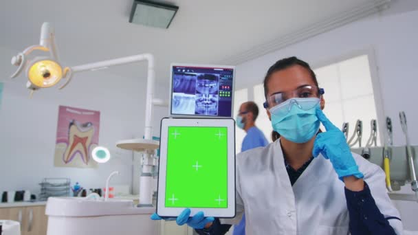 Pov ασθενή στον οδοντίατρο γιατρό δείχνει δισκίο με χρωματική οθόνη — Αρχείο Βίντεο
