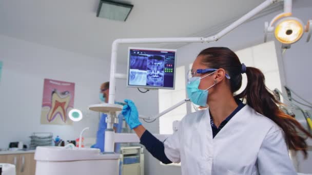 歯科検査前の女性温度を測定する医師 — ストック動画