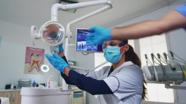 ПОВ пацієнта в стоматологічній клініці, що сидить на хірургічному кріслі — стокове відео