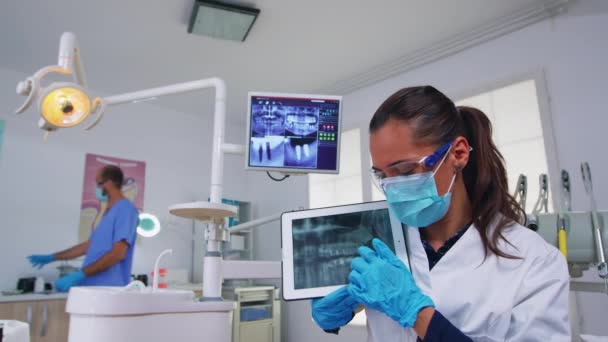 타블렛 이빨 x-ray 에 보이는 치과 의사에게 환자 사진 — 비디오
