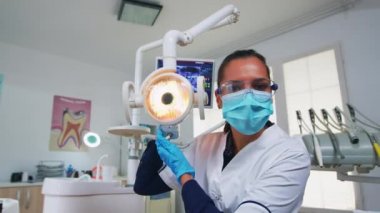 Hasta pov ameliyat için diş kliniğini ziyaret ediyor.