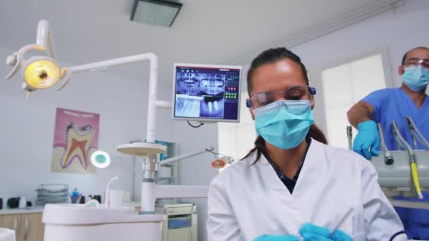 Pov de dentiste travaillant sur l'hygine buccale du patient — Video