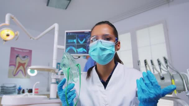 Tandarts leunend over patiënt zetten oxigen masker, patiënt pov — Stockvideo