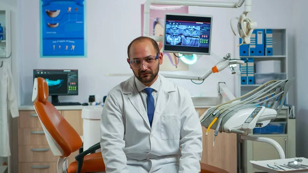 Hombre estomatólogo hablando en cámara de vídeo —  Fotos de Stock