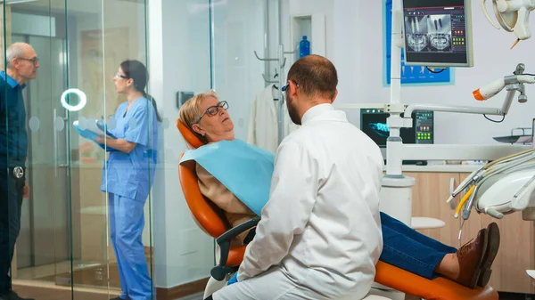 Ortodontista falando com paciente com dor de dente — Fotografia de Stock