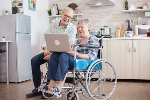 Senior couple looking at webcam — Stock Photo, Image