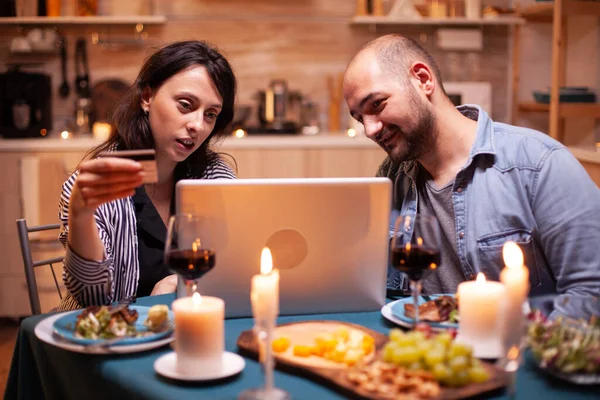 Online-Zahlung beim Abendessen — Stockfoto