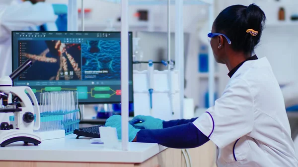 African woman biochemist researcher checking manifestations of vaccine — Stock Photo, Image