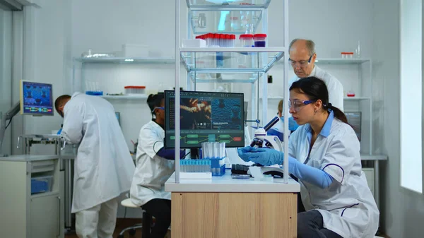 Équipe professionnelle de scientifiques préparant le vaccin contre le nouveau virus — Photo