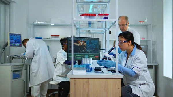 Equipe profissional de cientistas que preparam a vacina contra o novo vírus — Fotografia de Stock