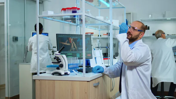 Gruppo multietnico di scienziati che lavorano nel laboratorio medico — Foto Stock