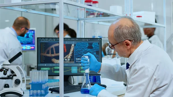 Close up of man scientist using micropipette — Stock Photo, Image