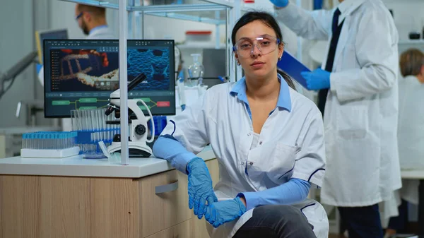 Cansado médico de laboratorio mirando a la cámara sonriendo —  Fotos de Stock