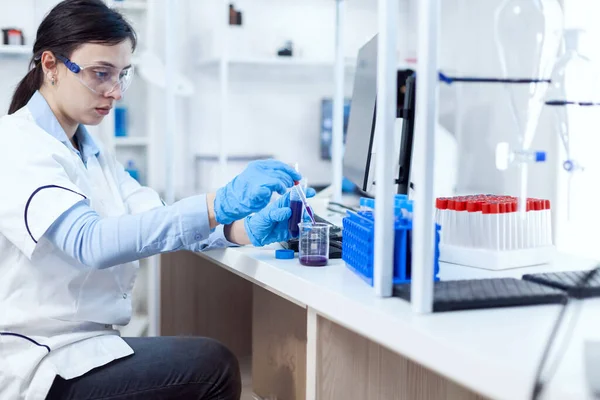 Mujer científica en la industria de la salud tomando muestras del tubo de ensayo — Foto de Stock