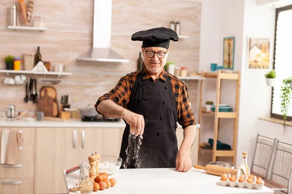 Anciano panadero preparando sabrosa comida —  Fotos de Stock