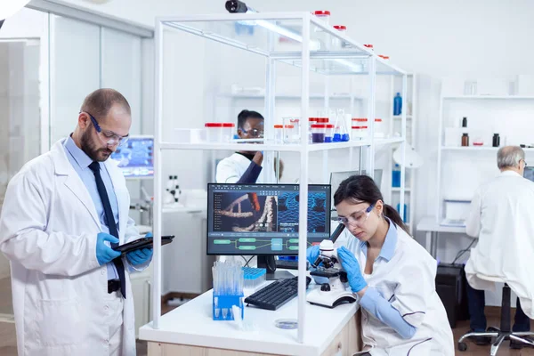 Chemist scientists doing vacine study in busy lab — Stock Photo, Image