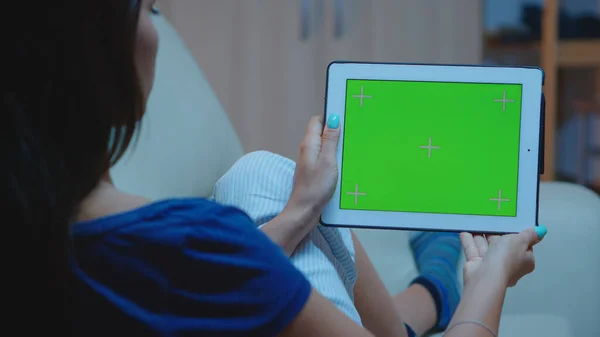 Γυναικεία ανάγνωση σε ψηφιακό tablet με πράσινη οθόνη — Φωτογραφία Αρχείου