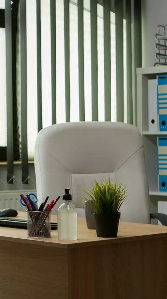 Desk office in empty room — Stock Photo, Image