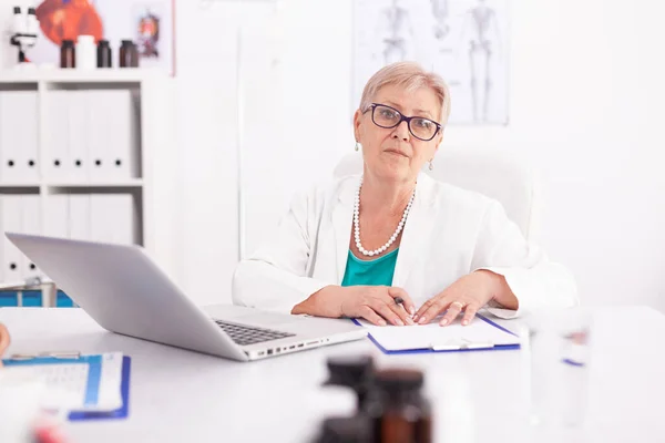 Reife Ärztin im Laborkittel — Stockfoto