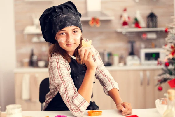 Cheerful grandchild on christmas day holding heart shaped pastery — Stock Photo, Image