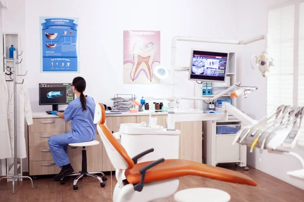 Стоматологический кабинет с современным оборудованием — стоковое фото