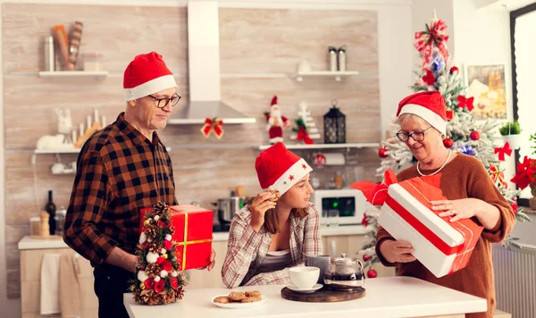 Homem sênior e mulher celebrando o Natal com o neto — Fotografia de Stock