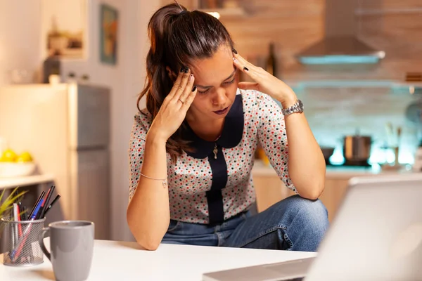 Mujer estresada trabajando horas extras —  Fotos de Stock