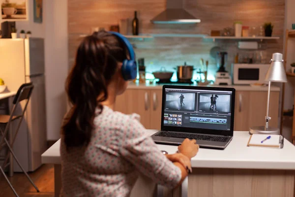 Mulher trabalhando com imagens de vídeo no laptop — Fotografia de Stock