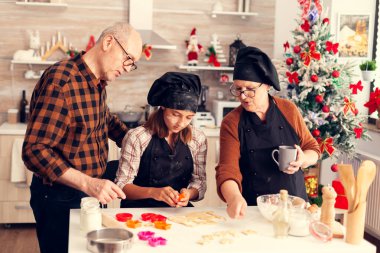 Noel 'de hamuru şekillendirici kullanan bir aile.