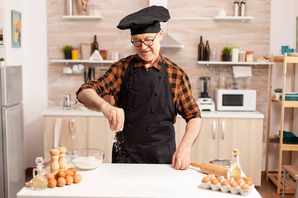 Старший шеф-кухар готує домашній хліб — стокове фото