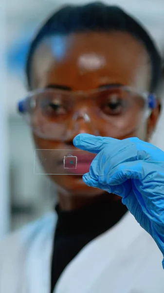 Zbliżenie się czarny chemia lekarz patrząc na wirus test — Zdjęcie stockowe
