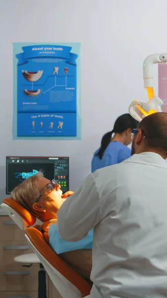 Профессиональный стоматолог, работающий в перчатках во время обследования — стоковое фото