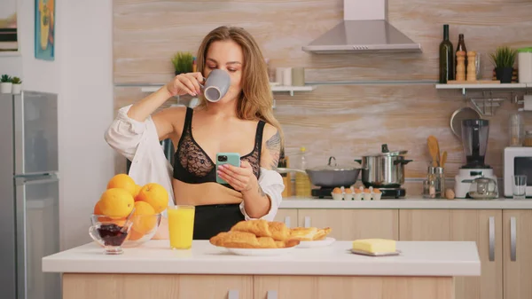 Sexy Hausfrau mit Smartphone — Stockfoto