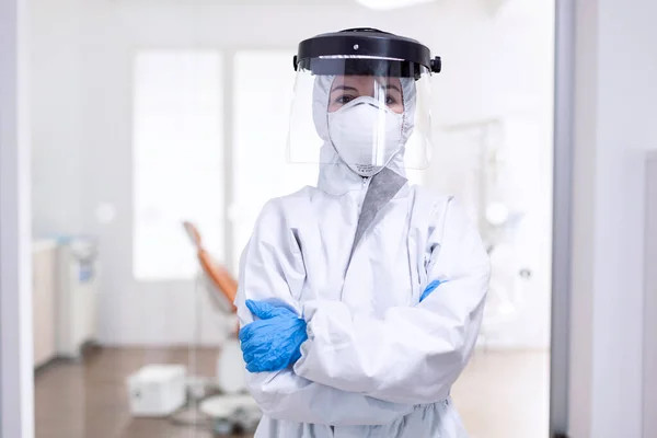 Уставший врач во время глобальной вспышки из-за заражения населения коронавирусом. — стоковое фото