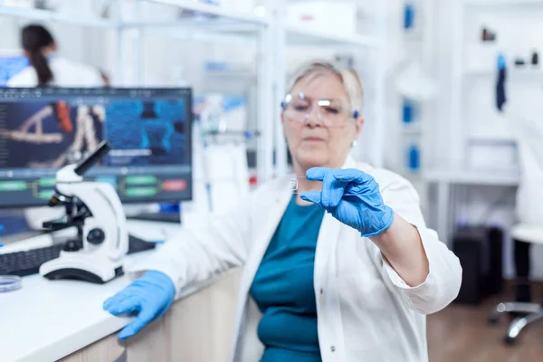 Scientifique principal en tenue d'équipement de protection échantillon pendant l'étude clinique — Photo