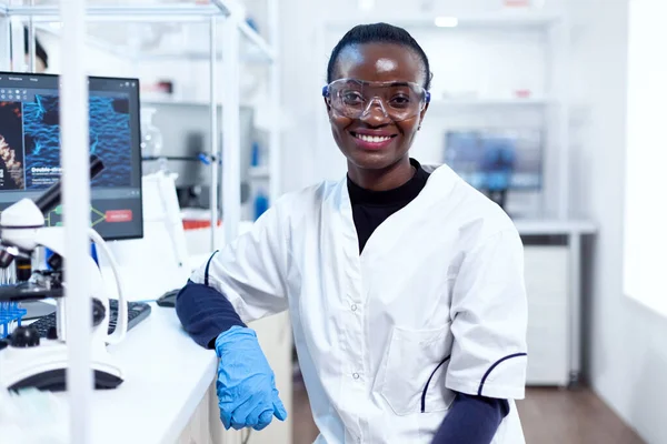 Portret van professionele Afrikaanse wetenschapper glimlachend op camera — Stockfoto