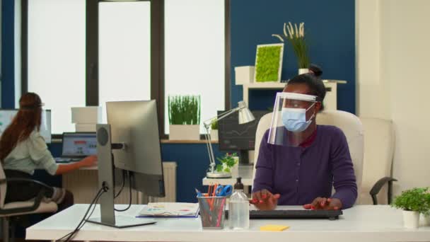 컴퓨터에 마스크를 쓰고 있는 아프리카 사업가 — 비디오
