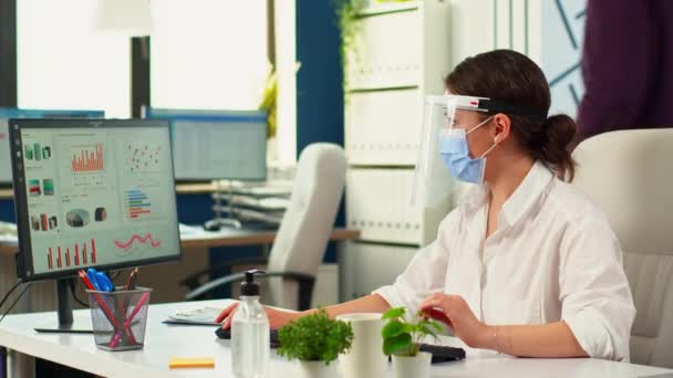 Affärsmän som arbetar med skyddsmasker i kontorsrum — Stockvideo