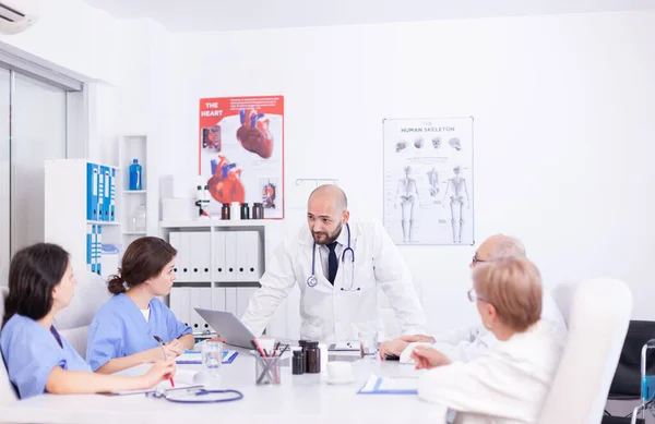 Especialista médico joven discutiendo — Foto de Stock