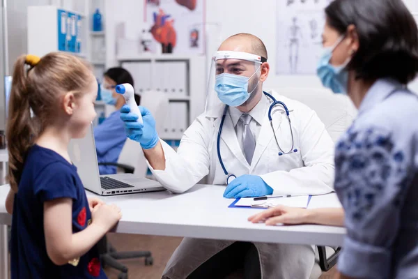 Pediatra che prende la temperatura corporea — Foto Stock