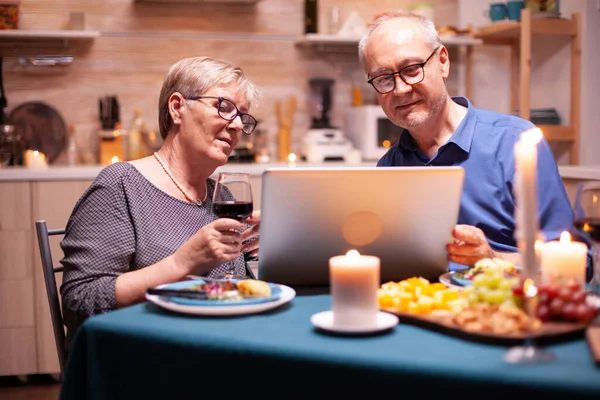 Uomo anziano utilizzando il computer portatile — Foto Stock