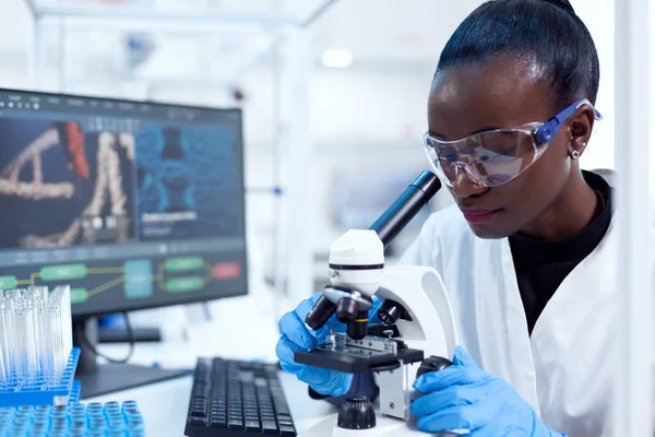 Afrikaanse farmacologieonderzoeker die chemische stof analyseert — Stockfoto