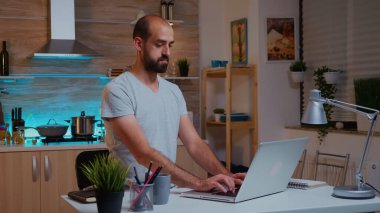 Yoğunlaştırılmış serbest çalışan adam fazla mesai yapıyor.